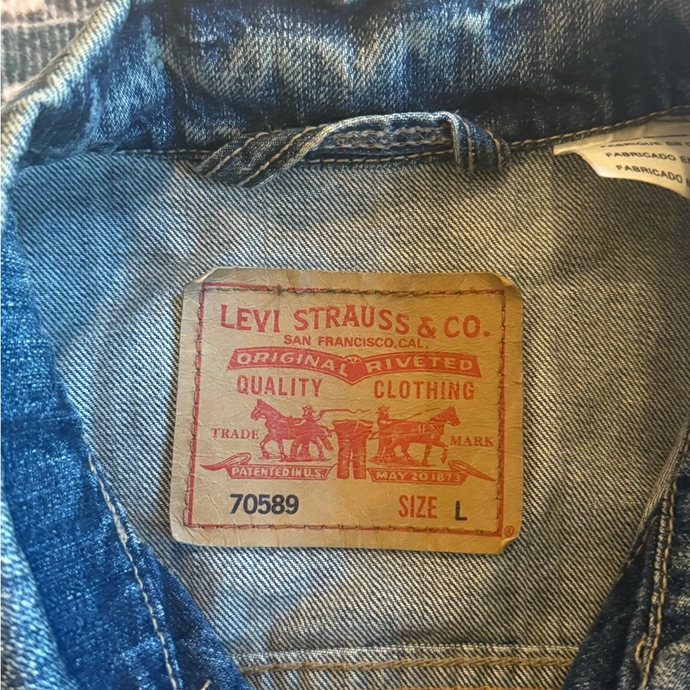 Levi's Classic Blue Denim Jacket - Picture 2 of 4